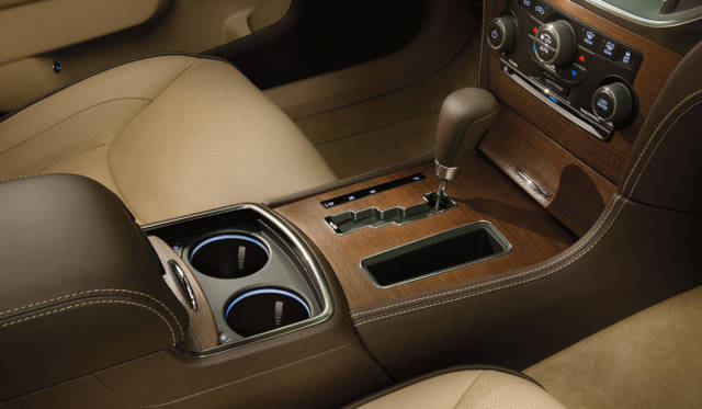 <strong>Chrysler 300C Luxury｜クライスラー 300C ラグジュアリー</strong>　写真は本国仕様車