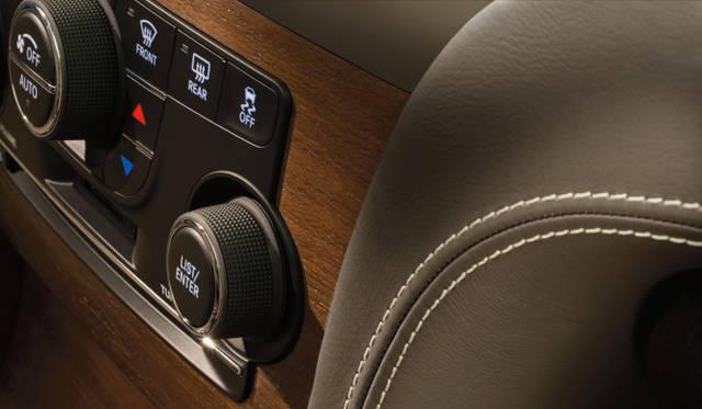 <strong>Chrysler 300C Luxury｜クライスラー 300C ラグジュアリー</strong>　写真は本国仕様車