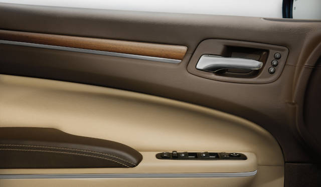 <strong>Chrysler 300C Luxury｜クライスラー 300C ラグジュアリー</strong>　写真は本国仕様車