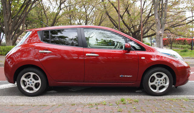 <strong>NISSAN LEAF｜日産リーフ</strong><br />電池などの重量物が車体下部におさめられ、低重心化を実現している