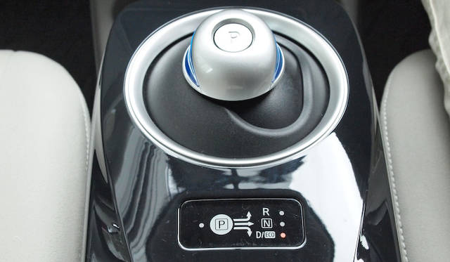<strong>NISSAN LEAF｜日産リーフ</strong><br />「ECOモード」にするには、いったん「Dモード」にしたあと、もう一度おなじ操作をしなければならない