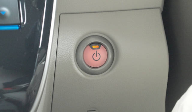 <strong>NISSAN LEAF｜日産リーフ</strong>　文字通りの「電源ボタン」