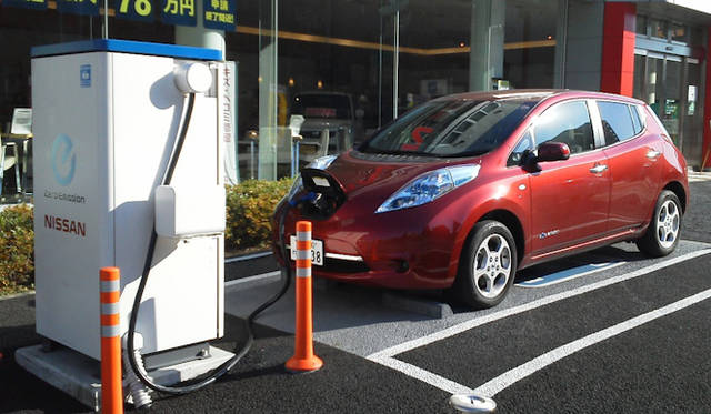 <strong>NISSAN LEAF｜日産リーフ</strong>　日産ディーラーで充電中