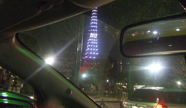 <strong>NISSAN LEAF｜日産リーフ</strong><br />リーフからみあげた、2012年をむかえたばかりの東京タワー。編集部のSはリーフの車内で年を越した
