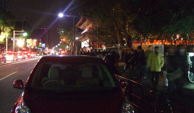 <strong>NISSAN LEAF｜日産リーフ</strong>　新年を迎えたばかりの都内にたたずむリーフ