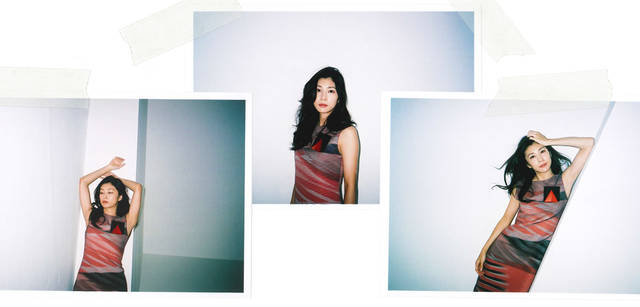 <strong>GIORGIO ARMANI｜ジョルジオ アルマーニ</strong><br />「もともとブランドに対してもっていたのは、気持ち的にも経済的にも、余裕のある大人が着ているというイメージ。実際に着てみると、思ったより肌なじみも良くて、とても着心地が良かったです」。ドレス 43万500円、ブローチ 3万1500円（ジョルジオ アルマーニ／ジョルジオ アルマーニ ジャパン Tel. 03-6274-7070）