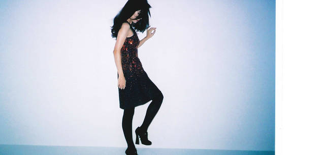 <strong>GIORGIO ARMANI｜ジョルジオ アルマーニ</strong><br />艶めく黒とオレンジ。スワロフスキーが織りなすカラーグラデーションが美しいドレス。袖ぐりのアキのバランス、身体に沿うラインまで秀逸。ドレス 78万7500円、靴 9万9750円（ともにジョルジオ アルマーニ／ジョルジオ アルマーニ ジャパン Tel. 03-6274-7070）