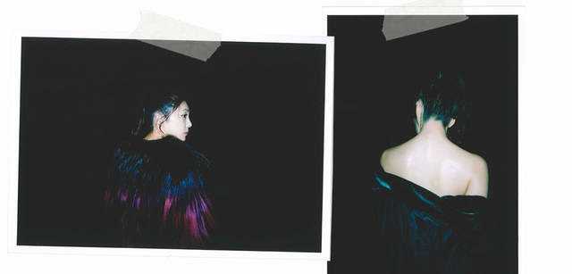 <strong>GIORGIO ARMANI｜ジョルジオ アルマーニ</strong><br />「差し色づかいやアクセサリーまでがドラマチックというか、服自体に演出が入っていて遊び心のあるコレクションですよね。そこから私が感じたのは“今日はいつもみたいにニコニコしていなくてもいいのかな”と（笑）。服から感じたのは、なんとなく自由奔放で我がままで、でも一途で繊細な一面もある女性、というような印象」。左／ファージャケット 60万9000円、右／ファーコート 87万1500円（ともにジョルジオ アルマーニ／ジョルジオ アルマーニ ジャパン Tel. 03-6274-7070）