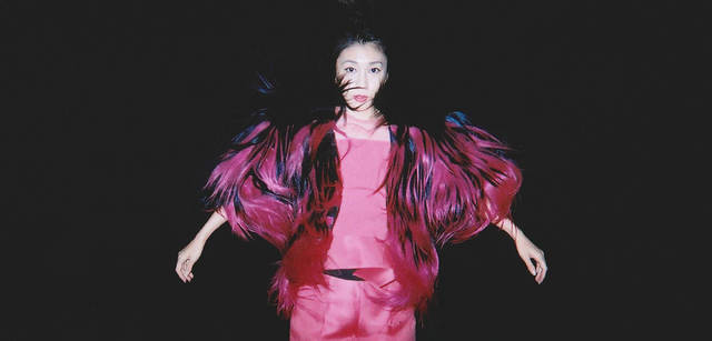 <strong>GIORGIO ARMANI｜ジョルジオ アルマーニ</strong><br />毛足の長いカラードファーは、着こなしをポップかつモダンに見せてくれる。思い切り遊んでもエレガンスを漂わせているのは上質な素材だからこそ。ファージャケット 60万9000円、ノースリーブトップス 17万8000円、ショートパンツ 10万2900円（すべてジョルジオ アルマーニ／ジョルジオ アルマーニ ジャパン Tel. 03-6274-7070） 