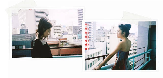 <strong>GIORGIO ARMANI｜ジョルジオ アルマーニ</strong><br />「マニッシュなパンツスーツを着ることで、逆に自分が女であることを意識するし、ショートパンツなどの脚を出すものやノースリーブドレスのような腕を出すものなど、いろんな部分に意識が行き渡るような服は、自分で着ても楽しいですよね。ある意味緊張感があるけれど、自分に配慮しているというか、自分を大切にしている感じがします」。左／ファーコート 87万1500円、右／ドレス 74万5500円（ともにジョルジオ アルマーニ／ジョルジオ アルマーニ ジャパン Tel. 03-6274-7070）