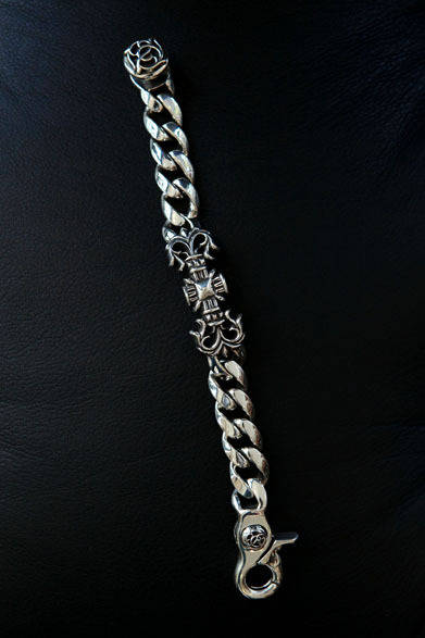 <strong>CHROME HEARTS｜クロムハーツ</strong>　クリップタイプのブレスレット。ボタン部分のフローラルがポイント。ブレスレット27万7200円（クロムハーツ）