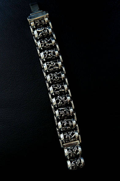 <strong>CHROME HEARTS｜クロムハーツ</strong>　ローラーが連なったブレスレットはボリューム感もあってインパクトも抜群。ブレスレット46万950円