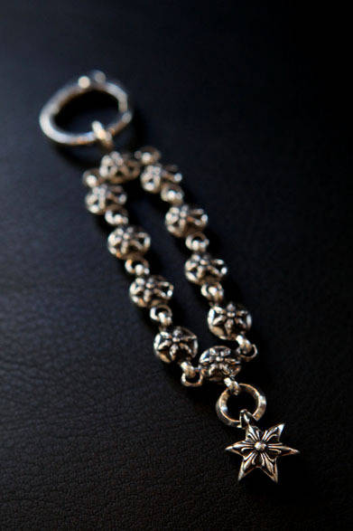 <strong>CHROME HEARTS｜クロムハーツ</strong>　ボールチェーンのトップに小ぶりなスターがポイント。キーチェーン13万200円