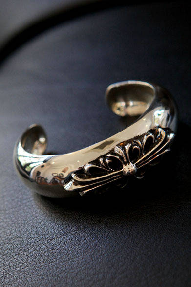 <strong>CHROME HEARTS｜クロムハーツ</strong>　クロムハーツの代表的なモチーフ“フローラスクロス”のバングル。バングル19万4250円