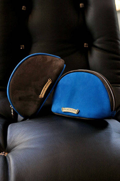 <strong>CHROME HEARTS｜クロムハーツ</strong>　形もカラーもあたらしい最新作のポーチ。鮮やかなブルーが新鮮。ポーチ各12万2850円