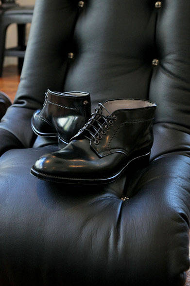 <strong>CHROME HEARTS｜クロムハーツ</strong>　オールデンをカスタムしたスタイリッシュなレザーアイテム。シューズ19万9500円