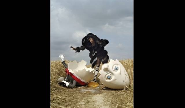 <strong>ART FILE 01｜「TIM WALKER STORY TELLER」</strong> Karlie Kloss and broken Humpty Dumpty Rye, East Sussex, 2010 © Tim Walker