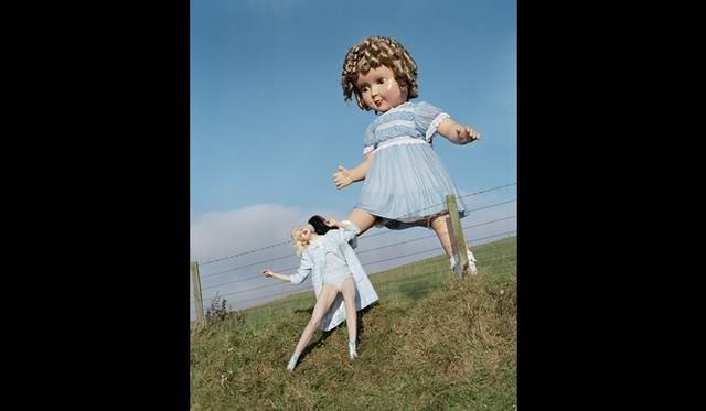 <strong>ART FILE 01｜「TIM WALKER STORY TELLER」</strong> Giant doll kicks Lindsey Wixson,Eglingham Hall, Northumberland, 2011, © Tim Walker