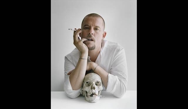 <strong>ART FILE 01｜「TIM WALKER STORY TELLER」</strong> Alexander McQueen with skull and cigarettes Clerkenwell, London, 2009 © Tim Walker