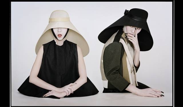 <strong>ART FILE 01｜「TIM WALKER STORY TELLER」</strong> Xiao Wen & Lui Wen as samurai nuns New York, 2011 © Tim Walker