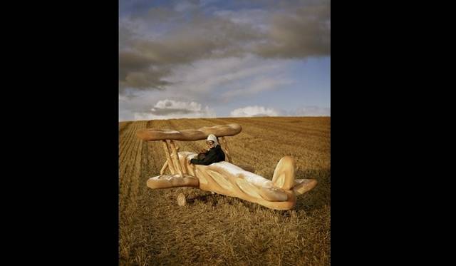 <strong>ART FILE 01｜「TIM WALKER STORY TELLER」</strong> Rollo Hesketh-Harvey & his baguette biplane Eglingham Hall, Northumberland, 2009 © Tim Walker