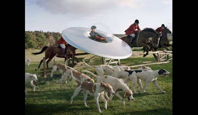 <strong>ART FILE 01｜「TIM WALKER STORY TELLER」</strong> Kinga Rajzak in flying saucer with members of the West Percy Hunt Eglingham Hall, Northumberland, 2009, © Tim Walker  