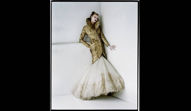 <strong>ART FILE 01｜「TIM WALKER STORY TELLER」</strong> Karlie Kloss in gold feathers Shoreditch, London, 2010 © Tim Walker  