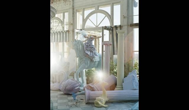 <strong>ART FILE 01｜「TIM WALKER STORY TELLER」</strong> Olga Shearer on blue horse Sennowe Park, Norfolk, 2007 © Tim Walker 