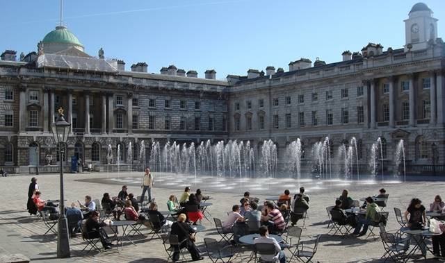 <strong>ART FILE 01｜「TIM WALKER STORY TELLER」</strong> サマーセットハウス© Jeff Knowles