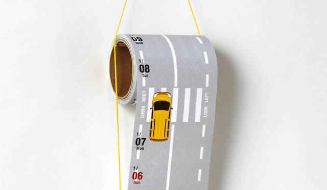 <strong>Vis Tes Passions 好きを、走るカレンダー</strong><br />ロール部分は１年ぶんの背景が巻きとられている