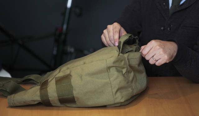 <strong>BRIEFING｜ブリーフィング</strong> 斜め掛けが可能となったトートバッグ「MATSU-MO-TOTE」。その核心であるバッグの底のコードを取り出す