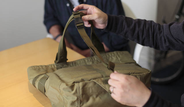 <strong>BRIEFING｜ブリーフィング</strong> バッグの底から引き出したコードを持ち手と接続