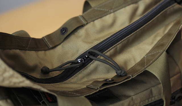 <strong>BRIEFING｜ブリーフィング</strong> 口部分にはジッパーが施され荷物の落下を防止する