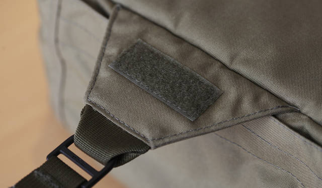 <strong>BRIEFING｜ブリーフィング</strong> 底のコードの本体との接続部分は台形の生地で、ベルクロテープが貼られている