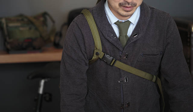 <strong>BRIEFING｜ブリーフィング</strong> コードで固定され、体に密着する