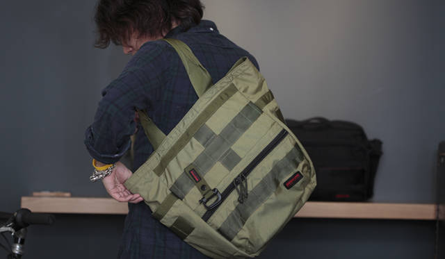 <strong>BRIEFING｜ブリーフィング</strong> 左右どちらの肩に掛けてもOKだ