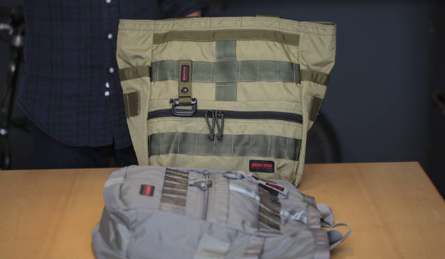 <strong>BRIEFING｜ブリーフィング</strong> 手前が通常のモデル「フライトライトバケット」