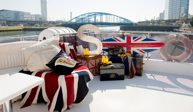 <strong>Schweppes｜シュウェップス</strong>　クルージングボートのいたるところに、「シュウェップス ブリティッシュ レモントニック」の発祥の地である英国を象徴するユニオンジャック、そしてレモンのデコレーションが