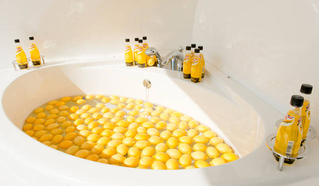 <strong>Schweppes｜シュウェップス</strong>　なんとレモン風呂（！）まで用意されていた