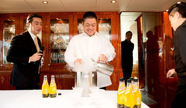 <strong>Schweppes｜シュウェップス</strong>　液体窒素と「シュウェップス ブリティッシュ レモントニック」を合わせて、新雪のように柔らかな触感の「Schweppesソルベ」に仕上げた成澤シェフ
