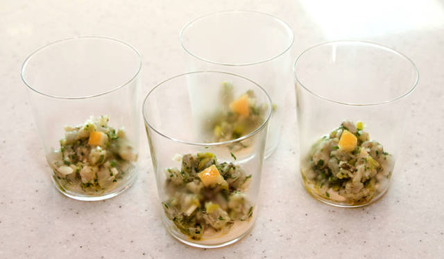 <strong>Schweppes｜シュウェップス</strong>　1粒のレモンの皮を効かせた「鰆と茴香のタルタル　完熟レモンのハニーコンフィ」