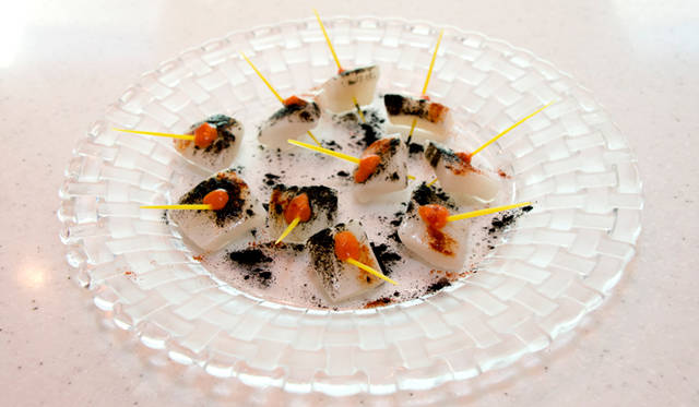 <strong>Schweppes｜シュウェップス</strong>　粉末状にしたパプリカの炭（黒い部分）をまぶした「パプリカの炭に包まれたモンゴウイカ」