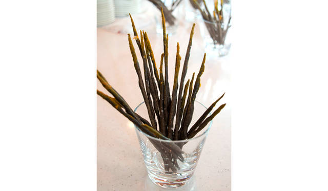 <strong>Schweppes｜シュウェップス</strong>　ネギを炭状にしてスティックにまぶした「ブラックグリッシーニ」