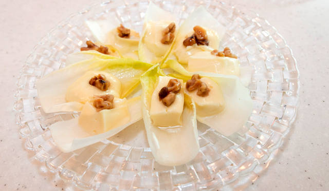 <strong>Schweppes｜シュウェップス</strong>　「アンディーブにのせたブリー・ド・モー　蜂蜜と胡桃を添え」