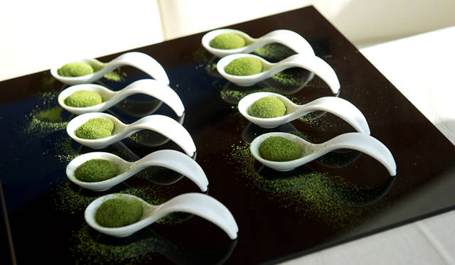 <strong>Schweppes｜シュウェップス</strong>　苦味のある抹茶を効かせたプチ・デゼール