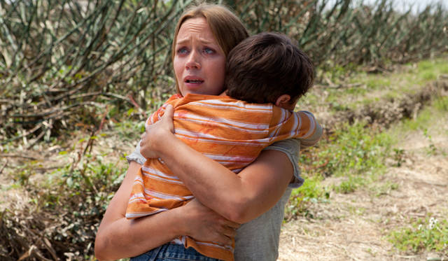 物語のキーパーソンとして登場する謎多き美女を『プラダを着た悪魔』のエミリー・ブラントが好演　© 2012 LOOPER DISTRIBUTION, LLC. ALL RIGHTS RESERVED