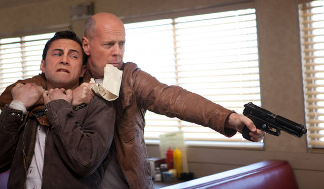 ブルース・ウィリス（右） © 2012 LOOPER DISTRIBUTION, LLC. ALL RIGHTS RESERVED