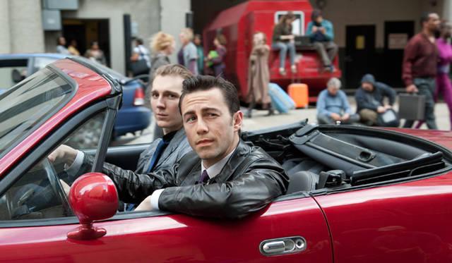 現代の自分と未来の自分が闘うという、これまでにないあたらしいタイムトラベルシチュエーションムービー　© 2012 LOOPER DISTRIBUTION, LLC. ALL RIGHTS RESERVED