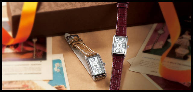 <strong>HAMILTON｜ハミルトン</strong><br />映画『リプリー』や『オータム・イン・ニューヨーク』に登場するなど、ハリウッドでも人気のモデル、アードモア。オリジナルは1930年代に生まれ、1980年代には時計のクラシック回帰ブームの火付け役となった。左／アードモア　H11211553  右／今季トレンドのバーガンディカラーのストラップを配した日本限定モデル。アードモア 日本限定モデル H1121553J （ステンレススチールケース・ケース幅18.7mm）5万4600円