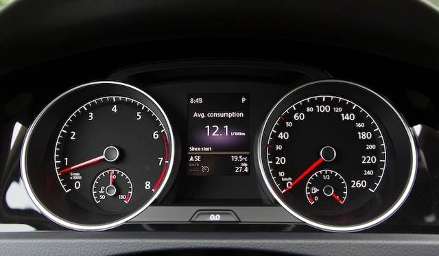 <strong>Volkswagen Golf 1.4 TSI｜フォルクスワーゲン ゴルフ 1.4 TSI</strong><br />スピードメーターとタコメーターのあいだにマルチファンクションディスプレスをそなえる